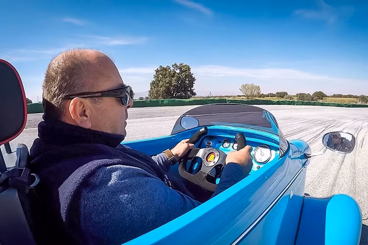 Tốc độ tối đa của mẫu xe 3 bánh bé nhỏ này là 120 km/h, và cả hai bản đều có cự li di chuyển tối đa khoảng 160 km. Tuy nhiên đối với bản E5000, người dùng sẽ cần tùy chọn cụm pin kép để đạt điều đó.