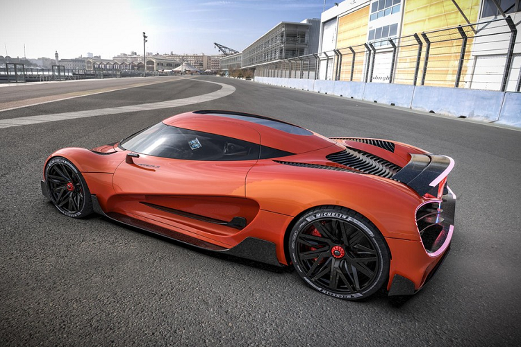 Nội thất được thiết kế để chứa 2 người ngồi trên ghế ôm có rãnh trượt. Một cụm đồng hồ đo kỹ thuật số có thể sẽ được tích hợp vào vô lăng lấy cảm hứng từ đua xe thể thao, trong khi cụm điều khiển trung tâm sẽ có màn hình thông tin giải trí chính.