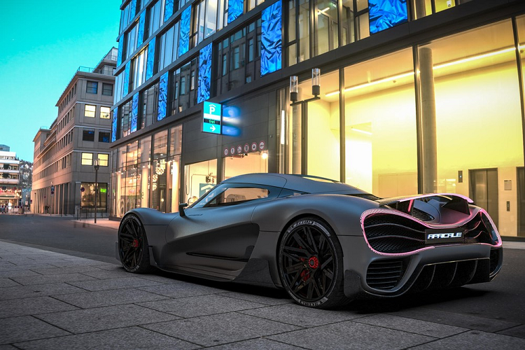 Các điểm nhấn đáng lưu ý khác bao gồm cửa cánh bướm với camera bên thay thế gương chiếu hậu truyền thống và những dải đèn LED thống trị phần đuôi xe. Suy đoán bằng những lỗ thông gió ở phía sau, các cục pin nhiên liệu của Viritech Apricale chắn sẽ được gắn ở vị trí trung tâm để phân bổ trọng lượng một cách tối ưu nhất.