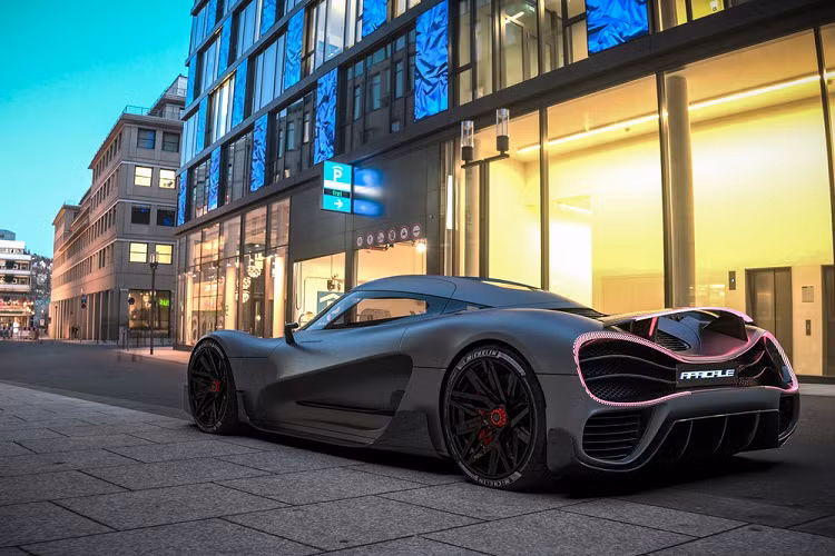 Các điểm nhấn đáng lưu ý khác bao gồm cửa cánh bướm với camera bên thay thế gương chiếu hậu truyền thống và những dải đèn LED thống trị phần đuôi xe. Suy đoán bằng những lỗ thông gió ở phía sau, các cục pin nhiên liệu của Viritech Apricale chắn sẽ được gắn ở vị trí trung tâm để phân bổ trọng lượng một cách tối ưu nhất.