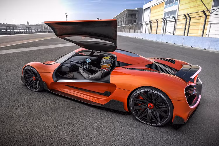 Hơn nữa để giảm trọng lượng và tối ưu hóa hiệu suất, bình chứa hydro của xe sẽ được làm từ graphene và tích hợp vào khung gầm. Khung gầm và hệ thống truyền động của Apricale sẽ được phát triển tại MIRA (Motor Industry Research Association) Technology Park ở Nuneaton, Anh.