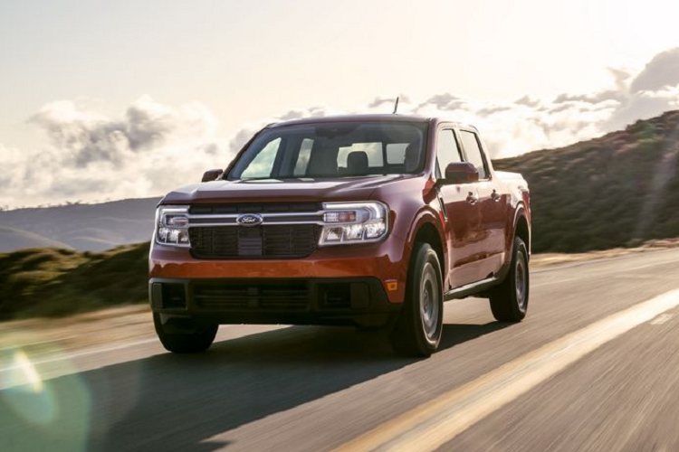 Các trang bị tiện nghi của xe gồm có màn hình giải trí cỡ lớn có kết nối điện thoại và công nghệ SYNC3, bộ phát Wifi cho 10 thiết bị cùng lúc, ứng dụng trên điện thoại giúp chủ nhân kiểm tra được thông tin của xe cũng như chức năng đề nổ từ xa, cần số dạng núm xoay khá hiện đại và đặc biệt, Ford Maverick được bố trí rất nhiều khoang chứa đồ tiện dụng... .