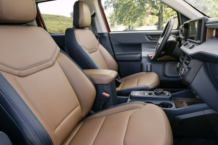 Ở phần ngoại hình, Ford Maverick mang những đường nét thiết kế đậm chất cơ bắp, nam tính không thua kém gì "đàn anh" Ranger hay thậm chí là còn có phần nhỉnh hơn đôi chút. Điều đó được thể khá rõ ở phần đầu xe với bộ lưới tản nhiệt và cụm đèn chiếu sáng to bản mang thiết kế lạ mắt