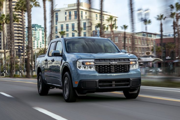 Cụ thể, Ford Maverick uống xăng khoảng 5,6 lít/100 km đường cao tốc, 7,13 lít/100 km đường đô thị và 6,36 lít/100 km đường hỗn hợp ngay ở phiên bản khởi điểm có giá 20.000 USD (khoảng 455 triệu đồng). Trong khi đó bản chạy động cơ EcoBoost mạnh hơn có mức tiêu thụ lần lượt là 8,11/10,69/9,41 lít mỗi 100 km khi đi kèm dẫn động 2 cầu.