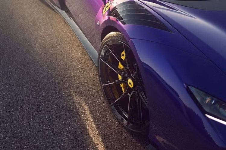 Nâng cấp này đã giúp chiếc xe tăng thêm khoảng 97 mã lực, mô-men xoắn tăng thêm 133 Nm so với F8 Spider nguyên bản. Phiên bản độ này có khả năng tăng tốc từ 0 - 100 km/h chỉ trong vòng 2,6 giây và có khả năng tăng tốc từ 0 - 200 km/h chỉ trong vòng 7,4 giây và có thể đạt tốc độ tối đa lên tới 340 km/h.