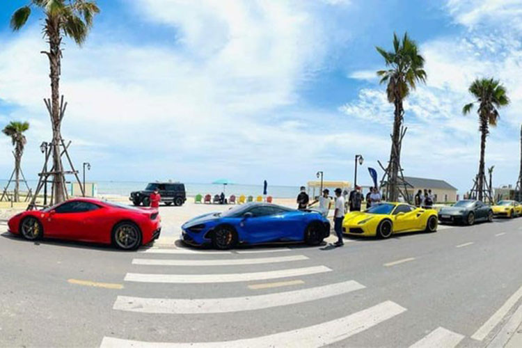 Trong số này, đại gia Củ Chi điều khiển chiếc siêu xe Ferrari SF90 Stradale đầu tiên về nước cũng là mẫu xe Ferrari nổi bật nhất trong đoàn, trong khi đó, trưởng nhóm siêu xe lại cầm cương McLaren 765LT chỉ có 765 chiếc trên toàn thế giới và cuối cùng là CEO nhà thuốc tây chạy chiếc siêu xe giới hạn Lamborghini Aventador SVJ.