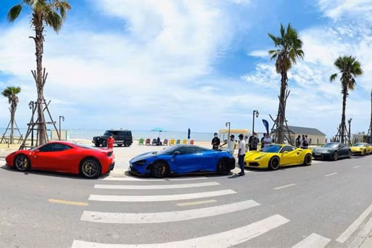 Trong số này, đại gia Củ Chi điều khiển chiếc siêu xe Ferrari SF90 Stradale đầu tiên về nước cũng là mẫu xe Ferrari nổi bật nhất trong đoàn, trong khi đó, trưởng nhóm siêu xe lại cầm cương McLaren 765LT chỉ có 765 chiếc trên toàn thế giới và cuối cùng là CEO nhà thuốc tây chạy chiếc siêu xe giới hạn Lamborghini Aventador SVJ.