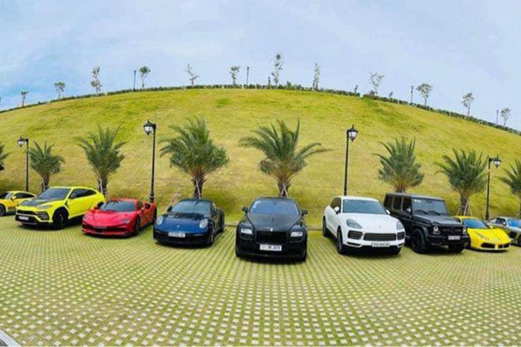 Mới đây dàn siêu xe trăm tỷ với số lượng hơn 20 chiếc thuộc team VietRally đã có chuyến "phượt" từ TP.HCM tới Mũi Né (Phan Thiết, Bình Thuận). Đây là chuyến đi ngắn ngày để team khởi động trước thềm tham gia hành trình dự định diễn ra vào cuối tháng này.