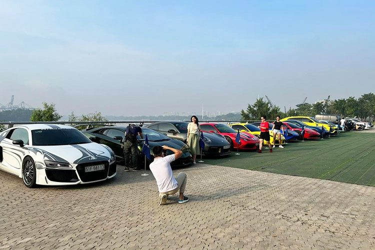 Bên cạnh đó, đoàn xe còn có đến 3 chiếc xe Audi R8 từ tiêu chuẩn đã được lột xác qua bản độ đình đám cho đến Audi R8 V10 Plus, Ferrari 488 GTB độ Novitec, Ferrari California T, Mercedes-AMG G63 cùng nhiều xe thể thao của Porsche, Ford Mustang hay siêu sang Rolls-Royce...