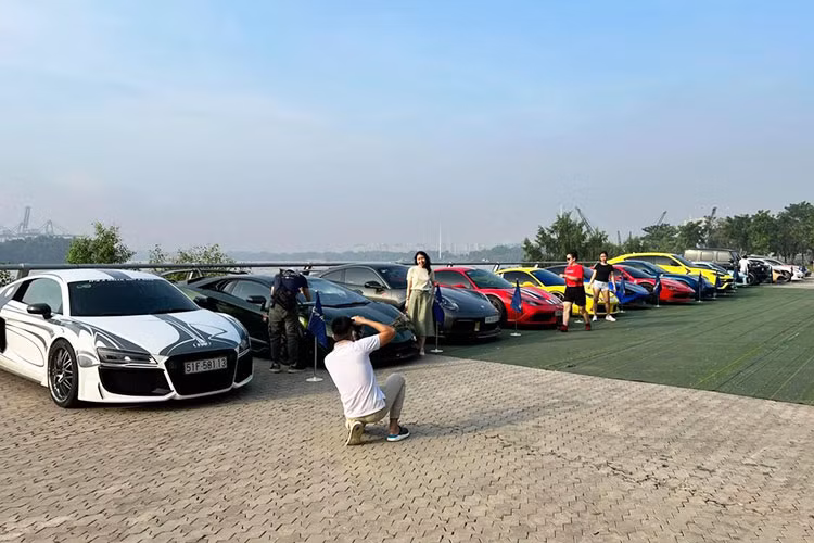 Bên cạnh đó, đoàn xe còn có đến 3 chiếc xe Audi R8 từ tiêu chuẩn đã được lột xác qua bản độ đình đám cho đến Audi R8 V10 Plus, Ferrari 488 GTB độ Novitec, Ferrari California T, Mercedes-AMG G63 cùng nhiều xe thể thao của Porsche, Ford Mustang hay siêu sang Rolls-Royce...