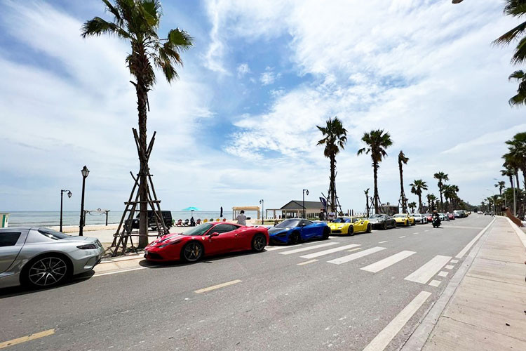 Ngoài ra, dàn siêu xe phượt Phan Thiết còn gây ấn tượng với chiến mã Ferrari 458 Speciale từng thuộc sở hữu của đại gia Đặng Lê Nguyên Vũ trong nhiều năm liền trước khi được nhà sưu tầm "nhả ra" thị trường xe cũ để các người yêu xe tốc độ có cơ hội trải nghiệm.