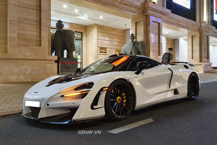 Về truyền động, McLaren 720S sở hữu cỗ máy tăng áp kép V8 4.0L sản sinh công suất 710 mã lực và mô men xoắn cực đại 770Nm, đi kèm hộp số SSG ly hợp kép, siêu xe chỉ cần 2,8 giây để bứt tốc từ 0 - 100 km/h trước khi cán tốc độ tối đa 341 km/h. Mức giá xe McLaren 720S khi mới về Việt Nam khoảng hơn 20 tỷ đồng.