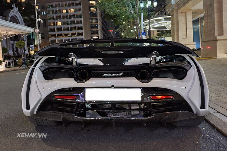 Xe được hoàn thiện với bộ mâm Novitec - Vossen 7 chấu kép sơn đen đi kèm kẹp phanh màu vàng tương phản và hệ thống ống xả Signature cao cấp làm từ titanium của Frequency Intelligent Exhaust.