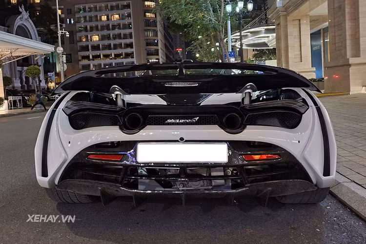 Xe được hoàn thiện với bộ mâm Novitec - Vossen 7 chấu kép sơn đen đi kèm kẹp phanh màu vàng tương phản và hệ thống ống xả Signature cao cấp làm từ titanium của Frequency Intelligent Exhaust.