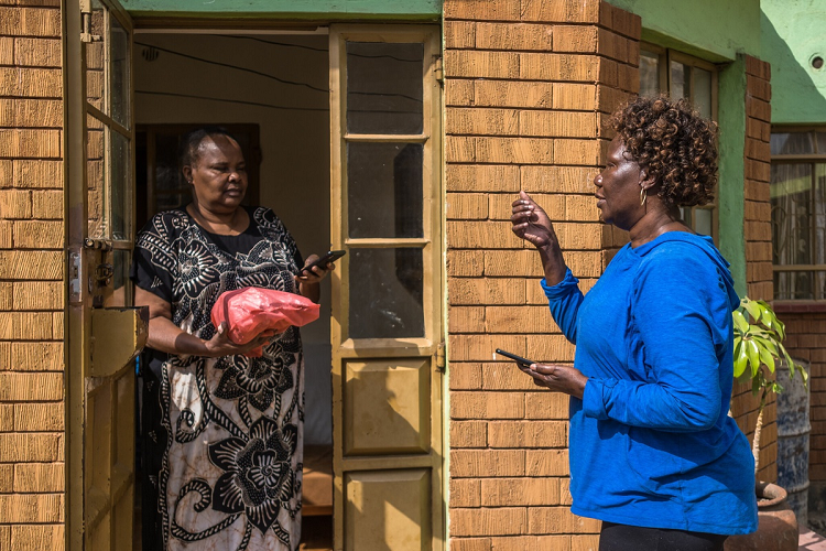 Huong dan vien o chau Phi chien ca, rua xe de muu sinh-Hinh-2