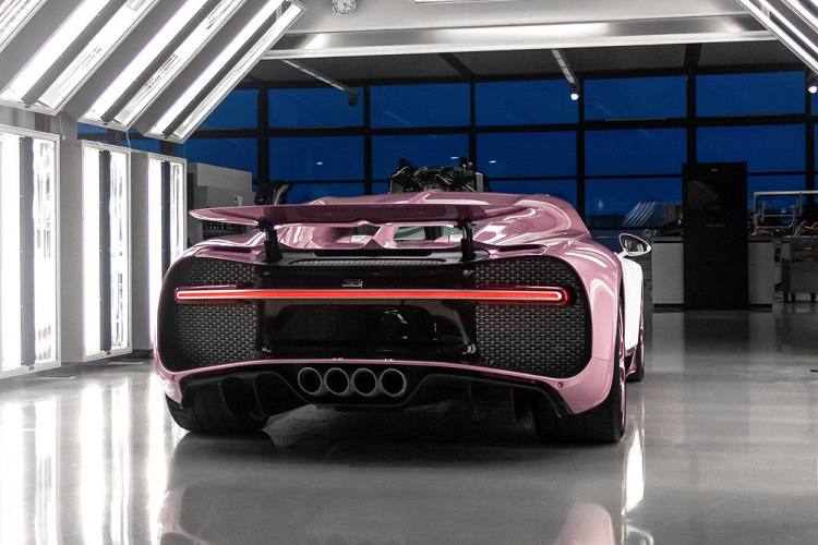 Ngoài ra, Bugatti Chiron Sport còn sở hữu thiết kế khí động học được cải thiện đáng kể nhờ hệ thống treo cứng hơn 10%, khóa vi sai cầu sau tối ưu hóa và tính năng điều hướng mô-men xoắn linh hoạt mới. Tính năng này giúp phân bổ mô-men xoắn động cơ tới từng bánh ở cả hai bên trái và phải.
