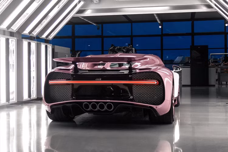 Ngoài ra, Bugatti Chiron Sport còn sở hữu thiết kế khí động học được cải thiện đáng kể nhờ hệ thống treo cứng hơn 10%, khóa vi sai cầu sau tối ưu hóa và tính năng điều hướng mô-men xoắn linh hoạt mới. Tính năng này giúp phân bổ mô-men xoắn động cơ tới từng bánh ở cả hai bên trái và phải.
