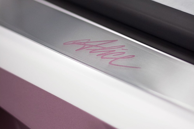 Lần đầu tiên trình làng vào năm 2018, Bugatti Chiron Sport là phiên bản dành cho đường đua của dòng siêu xe Chiron. So với phiên bản tiêu chuẩn, Bugatti Chiron Sport có một số điểm nhấn riêng về thiết kế ngoại thất như 4 ống xả hình tròn nằm cạnh nhau ở khu vực giữa bộ khuếch tán sau và bộ vành siêu nhẹ khác biệt.