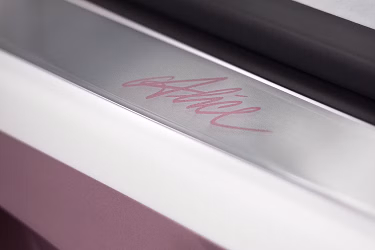 Lần đầu tiên trình làng vào năm 2018, Bugatti Chiron Sport là phiên bản dành cho đường đua của dòng siêu xe Chiron. So với phiên bản tiêu chuẩn, Bugatti Chiron Sport có một số điểm nhấn riêng về thiết kế ngoại thất như 4 ống xả hình tròn nằm cạnh nhau ở khu vực giữa bộ khuếch tán sau và bộ vành siêu nhẹ khác biệt.