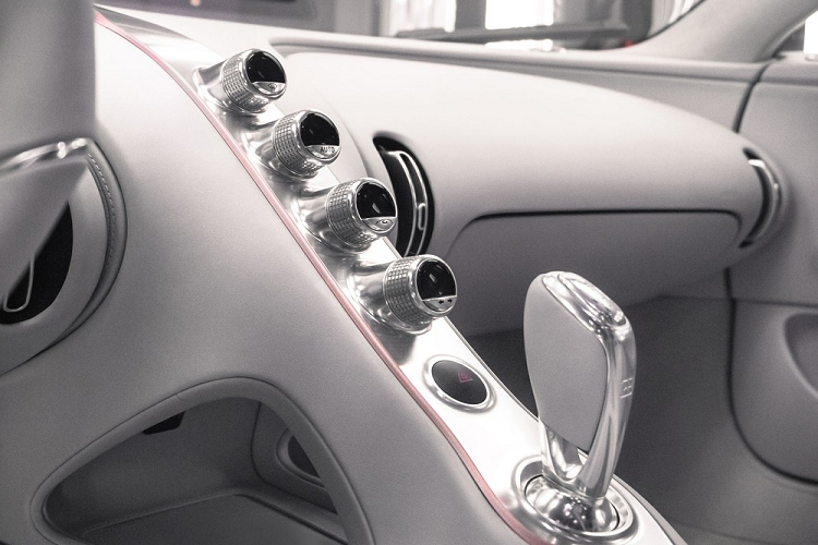 "Đây thực sự là chiếc Bugatti độc đáo, sẽ luôn được nhớ đến như một chiếc xe có một không hai thực thụ", Ken Choo, CEO của đại lý H.R. Owen, phát biểu. "Chúng tôi rất vinh dự khi đóng một vai trò quan trọng trong việc kết nối khách hàng với chiếc Chiron Sport đặc biệt này".