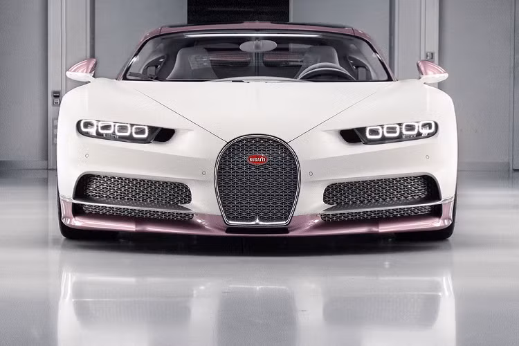 Đáng tiếc là động cơ của Bugatti Chiron Sport không có gì thay đổi, vẫn là máy W16, dung tích 8.0 lít, đi kèm 4 bộ tăng áp. Động cơ này tạo ra công suất tối đa 1.479 mã lực và mô-men xoắn cực đại 1.600 Nm. Nhờ đó, Bugatti Chiron Sport có thể tăng tốc từ 0-100 km/h trong thời gian khoảng 2,4 giây trước khi đạt vận tốc tối đa 420 km/h.
