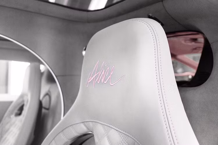 Không riêng gì ngoại thất mà ngay cả nội thất của chiếc Bugatti Chiron Sport cũng rất ấn tượng. Bên trong, chiếc siêu xe này được bọc da Gris Rafale màu trắng và hồng, tạo cảm giác "tông xuyệt tông" với ngoại thất. Ngoài ra, trên tựa đầu ghế và ốp bậc cửa đều có dòng chữ "Alice" màu hồng.