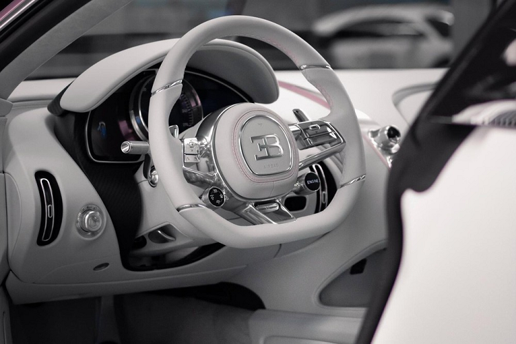 Được biết, đây là chiếc siêu xe Bugatti đầu tiên sơn màu hồng Silk Rose. Để tạo ra màu sơn hồng đặc biệt này, đại lý siêu xe H.R. Owen đã kết hợp với một đại lý sơn ô tô ở London, Anh. Cả hai đại lý này cũng giúp vị khách hàng chọn 2 màu sơn để phối trên thân của chiếc Bugatti Chiron Sport.