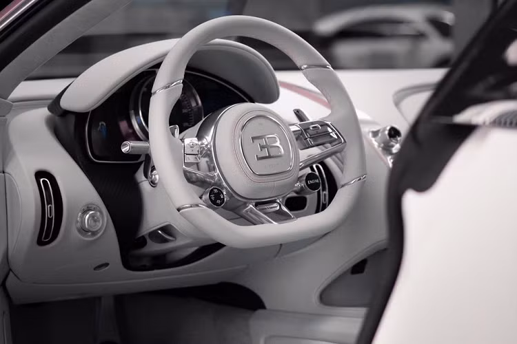 Được biết, đây là chiếc siêu xe Bugatti đầu tiên sơn màu hồng Silk Rose. Để tạo ra màu sơn hồng đặc biệt này, đại lý siêu xe H.R. Owen đã kết hợp với một đại lý sơn ô tô ở London, Anh. Cả hai đại lý này cũng giúp vị khách hàng chọn 2 màu sơn để phối trên thân của chiếc Bugatti Chiron Sport.