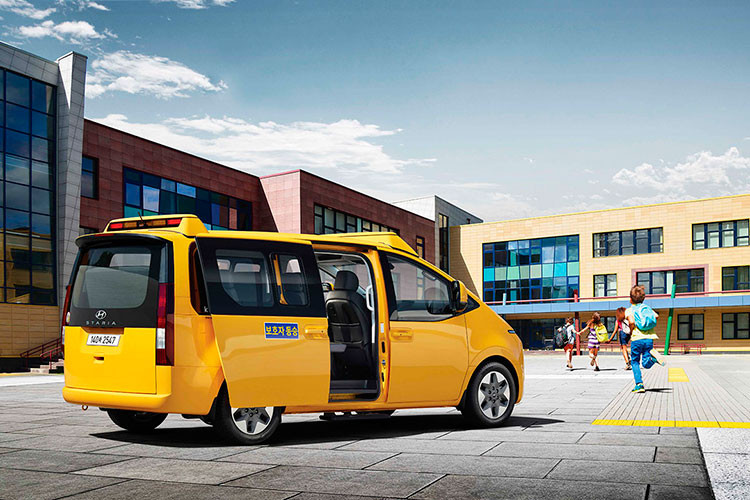 Ngoài ra, chiếc xe MPV Hyundai Staria Kinder 2022 phục vụ công tác đưa đón trẻ em này còn có một biển báo dừng nhỏ, xoay ra gần cửa lái xe. Toàn bộ ngoại thất được sơn màu vàng, một màu vàng thường dùng của những chiếc xe buýt trường học.