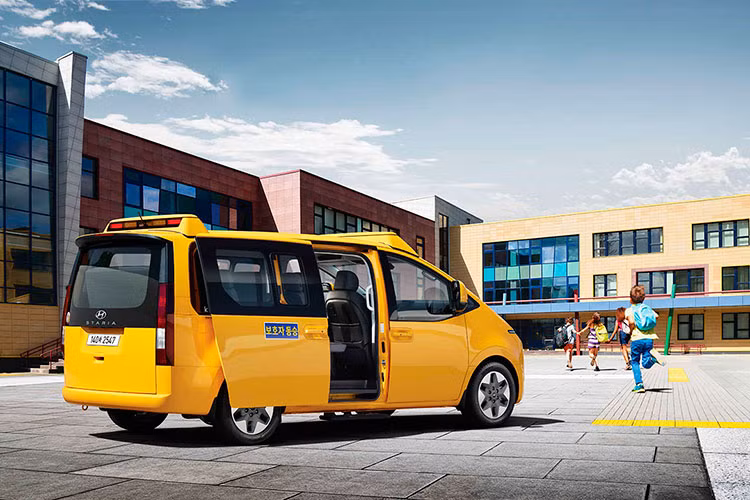 Ngoài ra, chiếc xe MPV Hyundai Staria Kinder 2022 phục vụ công tác đưa đón trẻ em này còn có một biển báo dừng nhỏ, xoay ra gần cửa lái xe. Toàn bộ ngoại thất được sơn màu vàng, một màu vàng thường dùng của những chiếc xe buýt trường học.