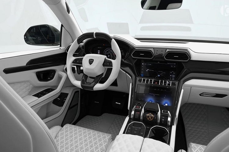 Điểm nhấn nổi bật nhất của chiếc Urus trong ảnh là lớp sơn hoàn thiện màu đồng Bronzo Zenas, một màu sắc gắn liền với một mẫu Lamborghini đắt giá khác là Aventador SVJ Roadster. Thương hiệu siêu xe Ý đã giới thiệu màu sắc đẹp mắt này thông qua chiếc Aventador được trưng bày tại Triển lãm Ô tô Geneva 2019.