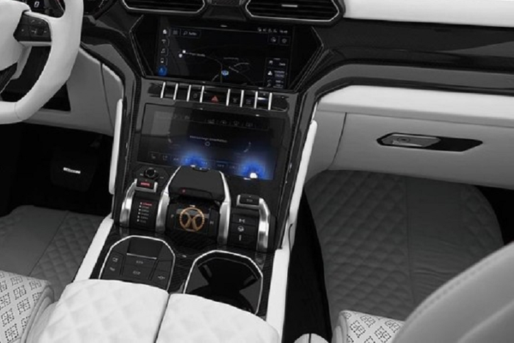 Mặt khác, trong khi Urus “chỉ” sản sinh 640 mã lực, bản xe độ ở đây thậm chí còn mạnh hơn cả SVJ (770 mã lực) về mặt công suất. Với sự giúp sức của đội ngũ động lực học tại Mansory, Urus P820 Venatus có hẳn 809 mã lực để tung hoành trên đường phố. Hơn nữa, bởi có thêm bộ tăng áp, chiếc SUV sản xuất lực mô-men xoắn cực đại mạnh hơn khoảng 50% so với người anh em siêu xe – 1.050 Nm so với 720 Nm.