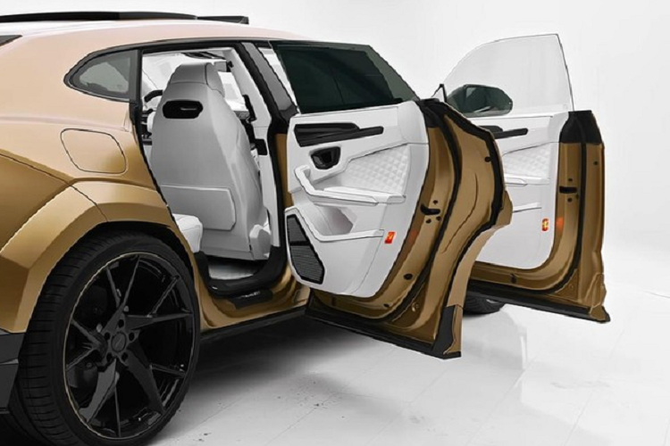 Cụ thể, đây là chiếc Lamborghini Urus P820 Venatus mới được độ bởi Mansory. Trong khi cộng đồng internet có những ý kiến trái chiều về chiếc xe, Mansory đã bán được ít nhất 4 chiếc nữa như thế cho dù chi phí mỗi chiếc lên tới 500.000 USD (khoảng hơn 11,48 tỷ đồng), đắt hơn gấp đôi xe tiêu chuẩn.
