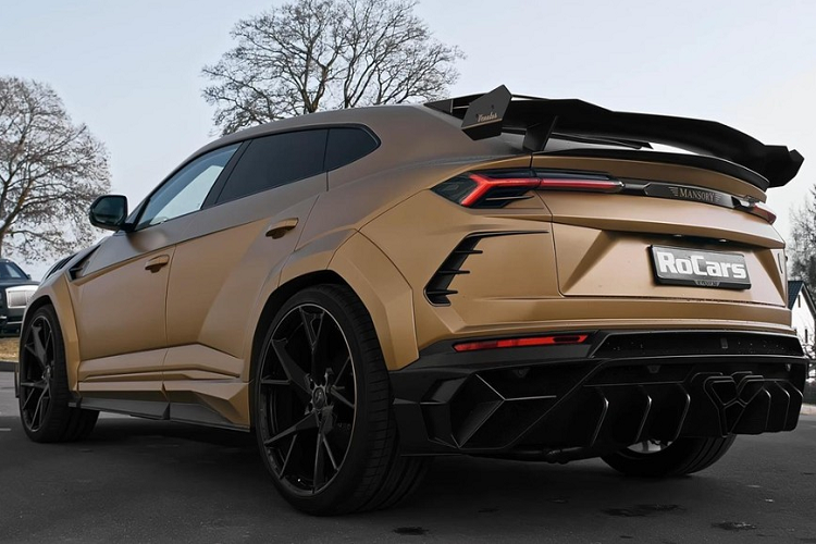 Nhưng những thứ hay ho trên Lamborghini Urus độ Mansory thực sự lại nằm ở phía sau. Ở đó, chúng ta thấy một cánh gió ngoại cỡ được lắp ở ngay giữa nắp cốp trong khi bộ khuếch tán gió lấy cảm hứng từ Centenario trông hơi qua đà cho thấy đây vẫn là một chiếc SUV gầm cao. Cuối cùng và không kém phần quan trọng là các đầu ống pô trung tâm có ba chóp hình kim cương nối liền nhau.