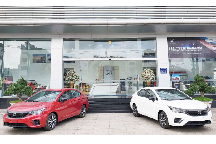 Ngoài ra, người mua cũng có thể tham khảo nhiều đại lý khác nhau để tìm ra nơi còn suất mua giao xe sớm hay bán xe sát giá. Bên cạnh đó, trong lúc làm hợp đồng mua xe nên thống nhất thời điểm nhận xe rõ ràng và cụ thể với bên đại lý để tránh những phiền phức về sau. Hiện mức giá xe Honda City 2021 niêm yết tương ứng với 3 phiên bản gồm G, L và RS với mức từ 529 triệu, 569 triệu và 599 triệu đồng. Ngoài ra, ở phiên bản L và RS, nếu chọn màu đỏ người dùng sẽ cần phải chi thêm 5 triệu đồng.