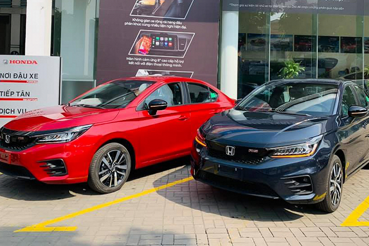 Mới đây, một khách hàng thành viên của Hội Honda City Việt Nam đã phàn nàn về việc bị đại lý ép mua thêm phụ kiện trị giá hơn 20 triệu đồng để được nhận xe sớm trước Tết. Theo tìm hiểu, khách hàng này đã cọc mua Honda City 2021 vào cuối tháng 12/2020 ở một đại lý của Honda tại TP.HCM. Tại thời điểm cọc xe, nhân viên sales của đại lý cho biết anh sẽ được nhận xe trong tháng 1 hoặc đầu tháng 2 tại thời điểm trước Tết. Tuy nhiên, trên hợp đồng mua bán xe lại không ghi rõ thời điểm nhận xe cụ thể, mà chỉ ghi chung chung là có xe trong quý I năm 2021.