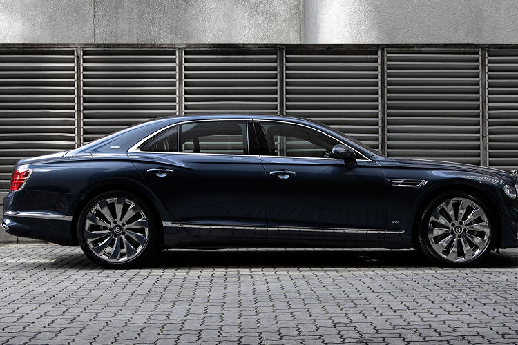 Dòng xe siêu sang Bentley Flying Spur đang trải qua thế hệ thứ 3 với nhiều sự thay đổi đáng giá ở ngoại thất từ đèn pha, đèn hậu đến thiết kế của xe. Có 2 phiên bản Bentley Flying Spur là V8 và W12, khác nhau cơ bản của 2 dòng này là giá bán cũng như động cơ đi kèm.