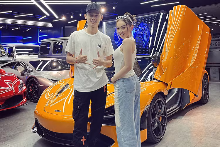 Khá thú vị là chiếc xe McLaren 720S Spider hàng hiếm này đã từng thuộc sở hữu của vợ chồng đại gia quận 7 chuyên kinh doanh mỹ phẩm. Sau nửa năm tậu về, cặp vợ chồng đã bán xe lại và nhanh chóng được một người chơi lan đột biến rước về, đến nay, lại được 1 cô gái cùng chồng kinh doanh mỹ phẩm ở Bến Tre tậu về.