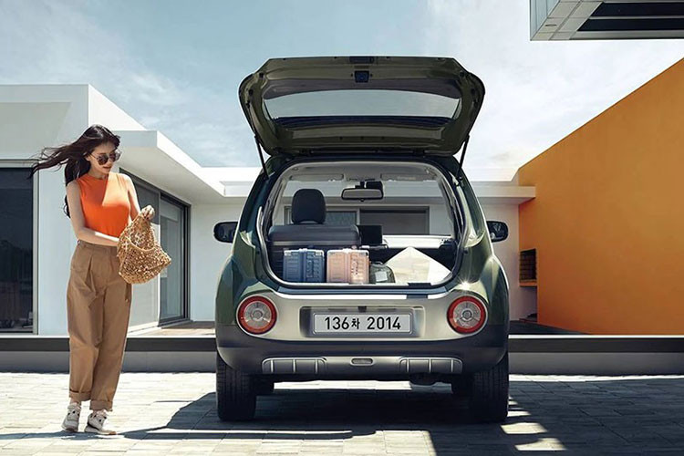 Hyundai Casper 2022 sẽ có thêm gói công nghệ an toàn SmartSense tùy chọn, bổ sung tính năng hỗ trợ tránh va chạm phía trước khi sang đường, hỗ trợ tránh va chạm phía sau, hỗ trợ tránh va chạm với phương tiện cắt ngang khi lùi và hệ thống kiểm soát hành trình thông minh.