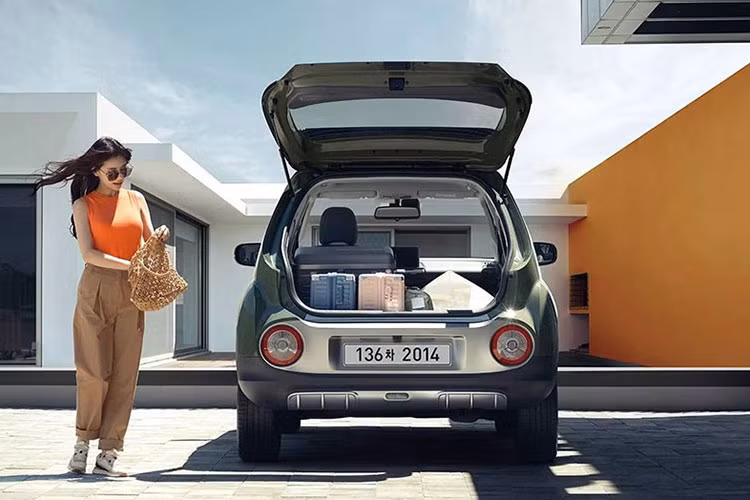 Hyundai Casper 2022 sẽ có thêm gói công nghệ an toàn SmartSense tùy chọn, bổ sung tính năng hỗ trợ tránh va chạm phía trước khi sang đường, hỗ trợ tránh va chạm phía sau, hỗ trợ tránh va chạm với phương tiện cắt ngang khi lùi và hệ thống kiểm soát hành trình thông minh.