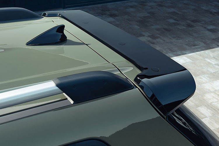 Bên sườn, SUV cỡ A - Hyundai Casper 2022 đi kèm gầm cao, chắn bùn khá lớn, baga nóc và tay nắm cửa sau được đặt trên cột C. Trong khi đó, ở đằng sau xe xuất hiện cửa cốp rộng, đèn hậu với tạo hình dạng hình học giống lưới tản nhiệt và đèn báo rẽ hình tròn khá lớn trên cản sau.