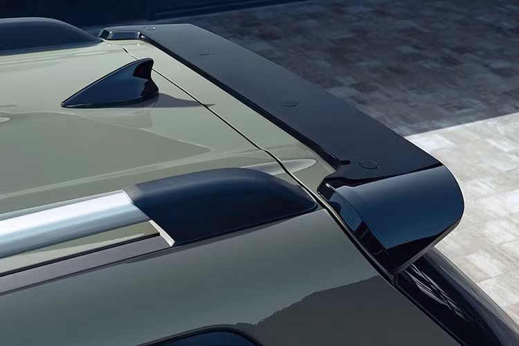 Bên sườn, SUV cỡ A - Hyundai Casper 2022 đi kèm gầm cao, chắn bùn khá lớn, baga nóc và tay nắm cửa sau được đặt trên cột C. Trong khi đó, ở đằng sau xe xuất hiện cửa cốp rộng, đèn hậu với tạo hình dạng hình học giống lưới tản nhiệt và đèn báo rẽ hình tròn khá lớn trên cản sau.