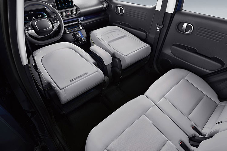 Về trang bị tiện nghi, Hyundai Casper 2022 ở thị trường Hàn Quốc có hệ thống thông tin giải trí đi kèm tính năng thanh toán không tiền mặt Hyundai CarPay mới. Thêm vào đó là tính năng ra lệnh bằng giọng nói, cho phép người lái chỉnh điều hòa mà không cần dùng tay, và bảng đồng hồ kỹ thuật số.