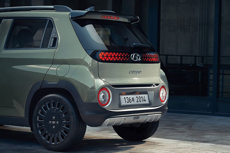 Riêng phiên bản Hyundai Casper 2022 Active lại được trang bị lưới tản nhiệt màu đen, có thêm 2 hốc gió hình tròn, tấm ốp gầm với thiết kế giả bộ khuếch tán gió phía sau và cánh gió mui tích hợp đèn phanh trên cao.