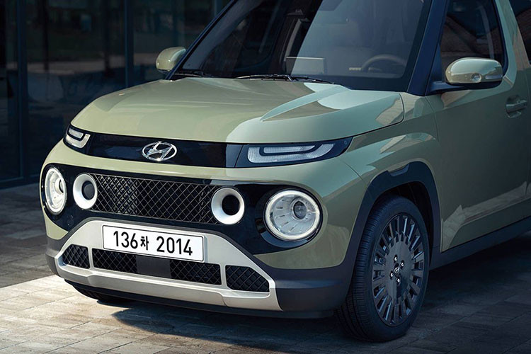 Bên ngoài, mẫu xe SUV cỡ nhỏ Hyundai Casper sở hữu thiết kế nhỏ xinh với lưới tản nhiệt hình học sơn màu bạc, đèn báo rẽ nằm bên trên đèn pha, đèn pha nằm trong hốc hình tròn, được bao quanh bằng dải đèn LED định vị ban ngày và tấm ốp gầm giả màu bạc khá rộng.