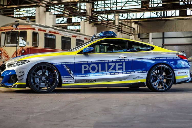 Một số chi tiết thay đổi về ngoại thất có thể dễ dàng nhận ra đó là bộ tem được thiết kế dựa trên các phương tiện thuộc lực lượng cảnh sát Đức. Trên nóc xe lắp thêm cả hệ thống đèn ưu tiên và bộ mâm được thay mới với kích thước 21 inch tạo hình 5 chấu kép.