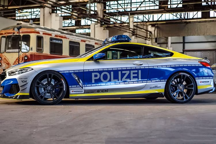 Một số chi tiết thay đổi về ngoại thất có thể dễ dàng nhận ra đó là bộ tem được thiết kế dựa trên các phương tiện thuộc lực lượng cảnh sát Đức. Trên nóc xe lắp thêm cả hệ thống đèn ưu tiên và bộ mâm được thay mới với kích thước 21 inch tạo hình 5 chấu kép.