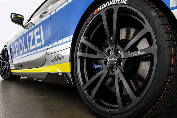 Mặc dù mang sức mạnh ấn tượng, chiếc BMW M850i xDrive tại Đức này chỉ được trưng bày để tuyên truyền thông điệp an toàn cho những "bimmer" thích độ xe.