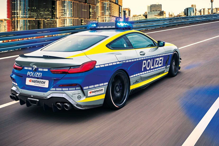 Bên cạnh nâng cấp về hiệu năng, chiếc coupe của BMW còn gây chú y khi ngoại hình được thiết kế để trông giống như xe chuyên dụng của cảnh sát Đức. BMW 8-Series phiên bản độ này là một phần của chiến dịch “Tune It! Safe!” của cảnh sát Đức phối hợp với AC Schnitzer.