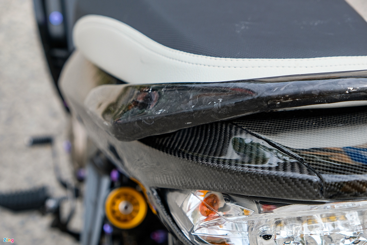 Bên cạnh sợi carbon dệt chéo truyền thống, xe còn có forged carbon (còn được gọi là forged composite). Loại vật liệu này được tạo ra từ việc ép carbon và composite ở các mức áp suất khác nhau.